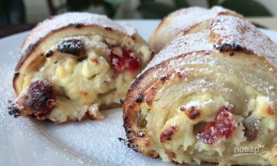 Рецепт булочек из слоеного теста с творогом и изюмом