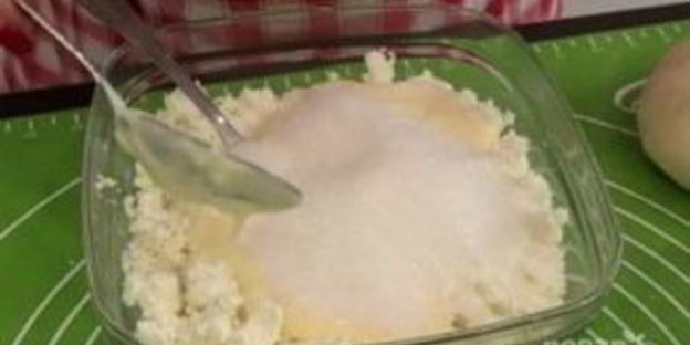 булочки из слоеного теста с творогом и изюмом