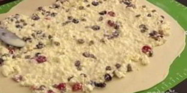 булочки из слоеного теста с творогом и изюмом