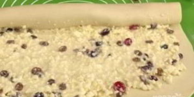 булочки из слоеного теста с творогом и изюмом