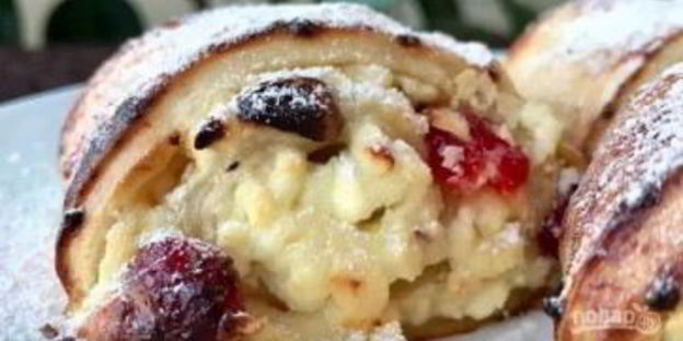 булочки из слоеного теста с творогом и изюмом