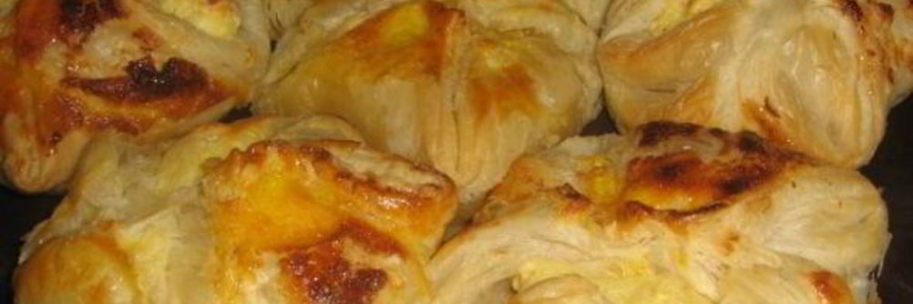 Булочки из слоеного теста с творогом