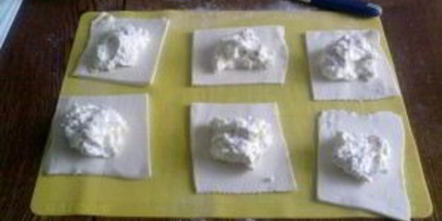 булочки из слоеного теста с творогом