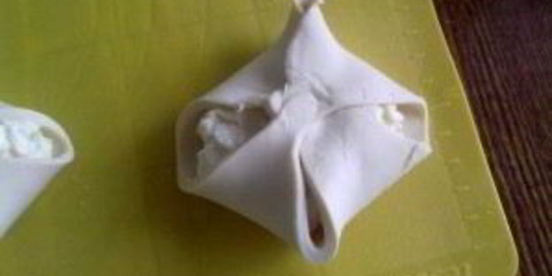 булочки из слоеного теста с творогом