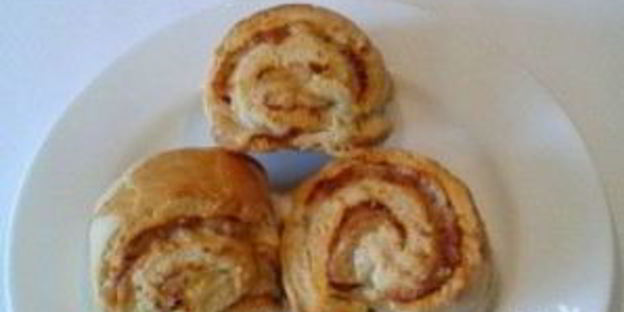 булочки-рулеты с сырной начинкой