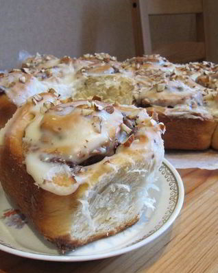 Булочки с корицей, шоколадом и миндалем