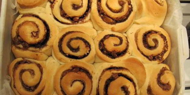 булочки с корицей, шоколадом и миндалем