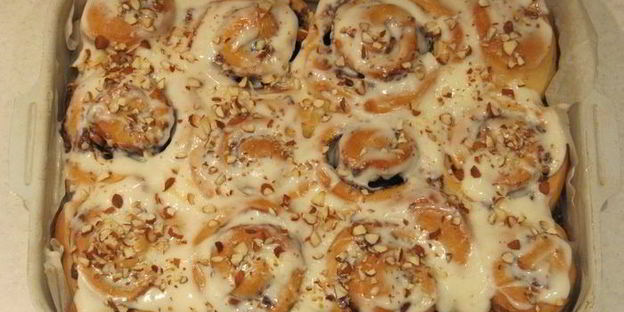 булочки с корицей, шоколадом и миндалем