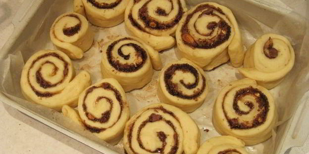булочки с корицей, шоколадом и миндалем