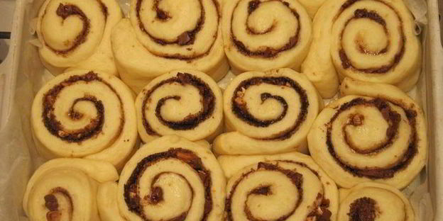 булочки с корицей, шоколадом и миндалем