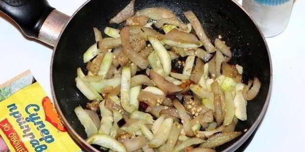 булочки с овощами и курицей