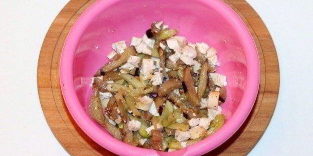 булочки с овощами и курицей