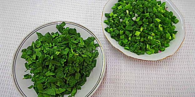 булочки с яйцами и зеленью на простокваше