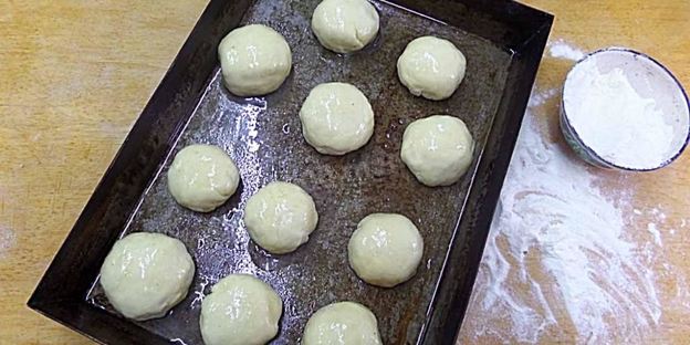 булочки с яйцами и зеленью на простокваше