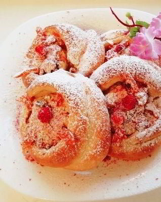 Булочки-ватрушки с курагой, рикоттой и сушеной клубникой