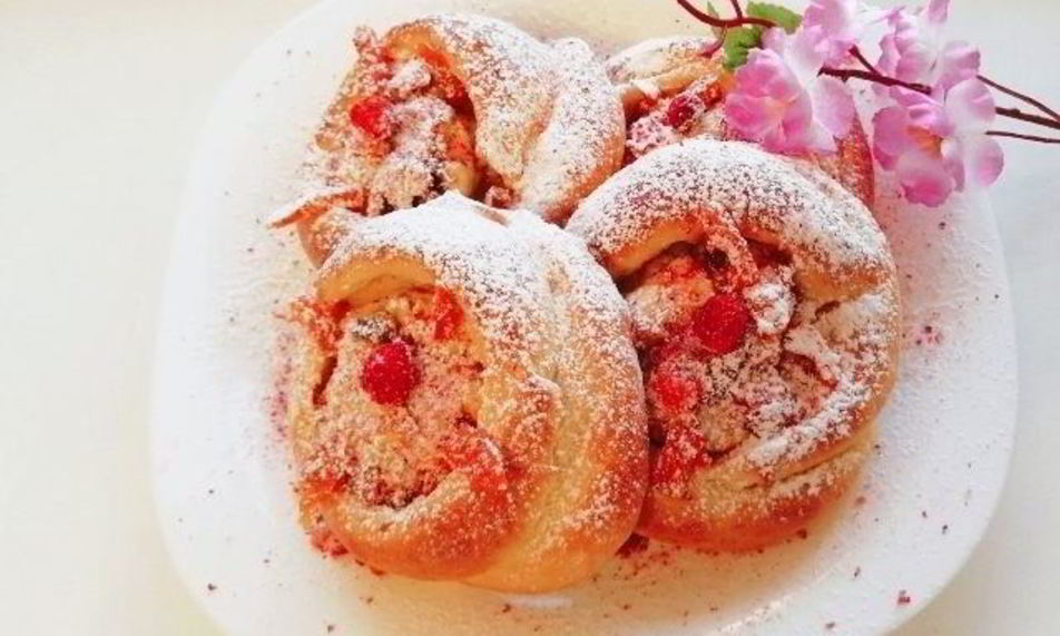 Рецепт булочек-ватрушек с курагой, рикоттой и сушеной клубникой