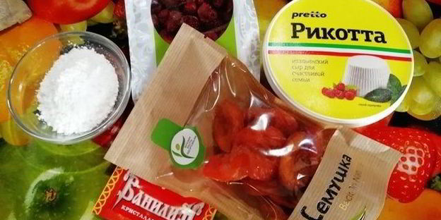 булочки-ватрушки с курагой, рикоттой и сушеной клубникой