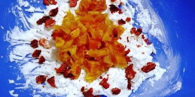 булочки-ватрушки с курагой, рикоттой и сушеной клубникой