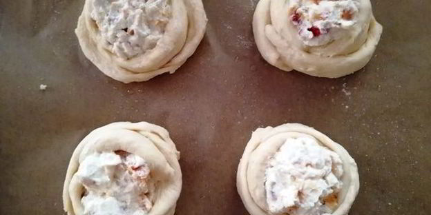 булочки-ватрушки с курагой, рикоттой и сушеной клубникой