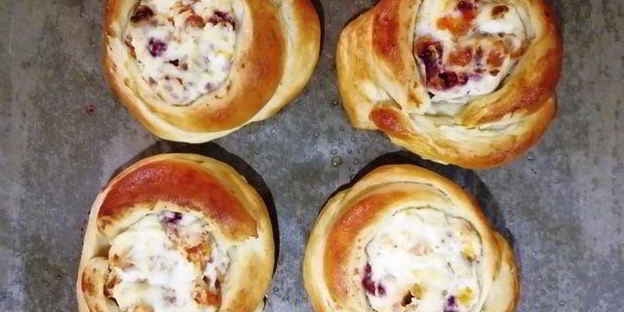 булочки-ватрушки с курагой, рикоттой и сушеной клубникой