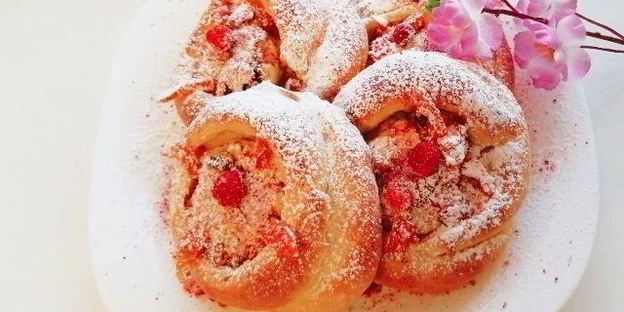 булочки-ватрушки с курагой, рикоттой и сушеной клубникой