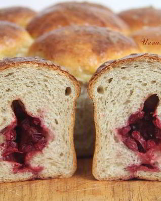 Каштановые булочки с брусникой