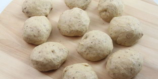 каштановые булочки с брусникой