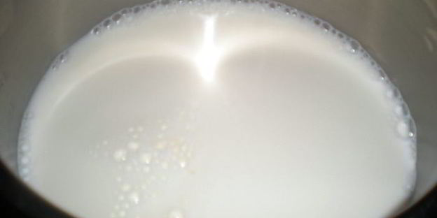 круассаны — пирожные с кондитерским кремом и лепестками миндаля