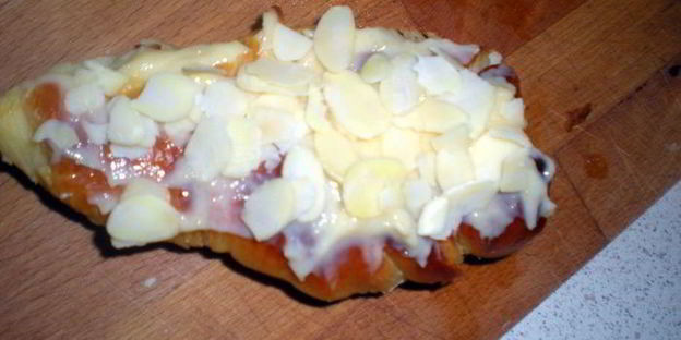 круассаны — пирожные с кондитерским кремом и лепестками миндаля