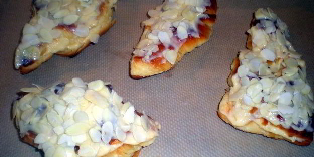 круассаны — пирожные с кондитерским кремом и лепестками миндаля