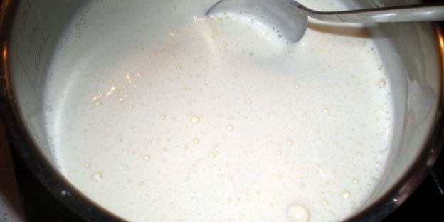 круассаны — пирожные с кондитерским кремом и лепестками миндаля