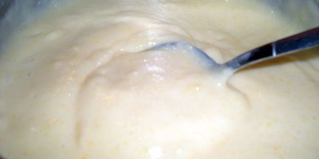 круассаны — пирожные с кондитерским кремом и лепестками миндаля