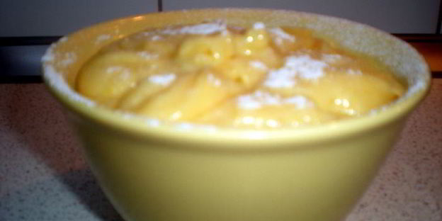 круассаны — пирожные с кондитерским кремом и лепестками миндаля