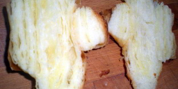 круассаны — пирожные с кондитерским кремом и лепестками миндаля