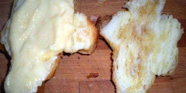 круассаны — пирожные с кондитерским кремом и лепестками миндаля