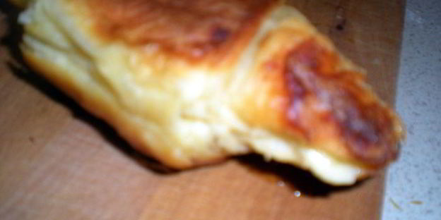 круассаны — пирожные с кондитерским кремом и лепестками миндаля