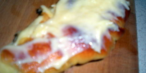 круассаны — пирожные с кондитерским кремом и лепестками миндаля