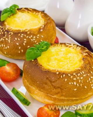 Овощи с яйцом, запеченные в булочке
