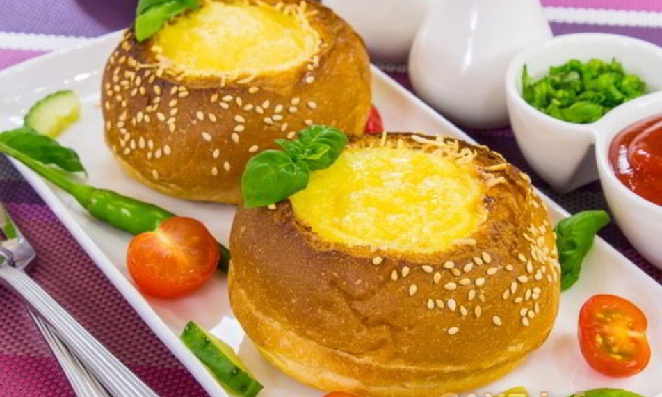 Рецепт овощей с яйцом, запеченные в булочке