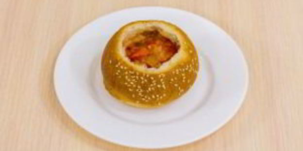 овощи с яйцом, запеченные в булочке