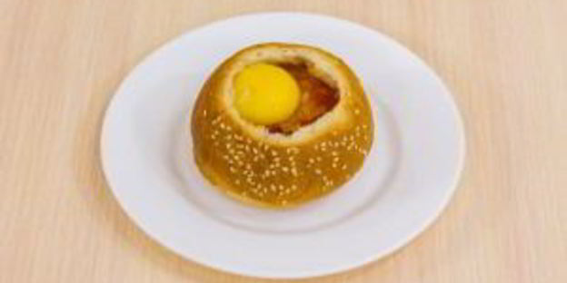 овощи с яйцом, запеченные в булочке