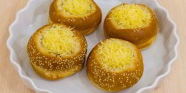 овощи с яйцом, запеченные в булочке