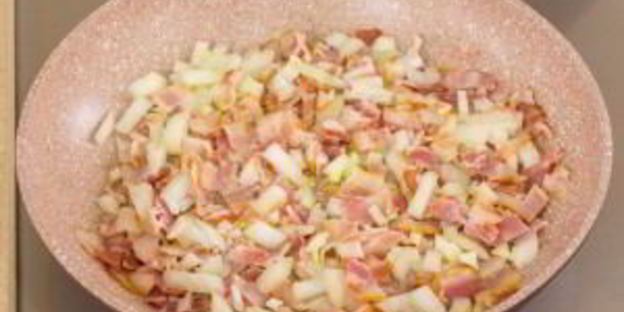 овощи с яйцом, запеченные в булочке