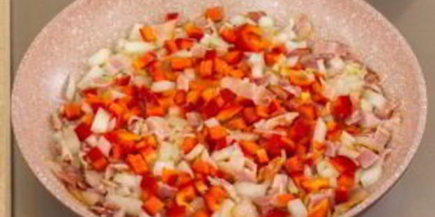 овощи с яйцом, запеченные в булочке