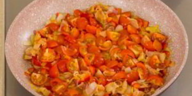 овощи с яйцом, запеченные в булочке