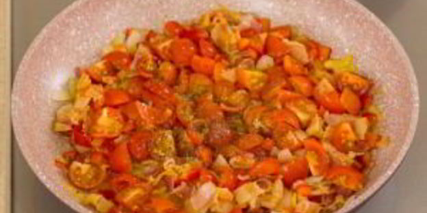 овощи с яйцом, запеченные в булочке