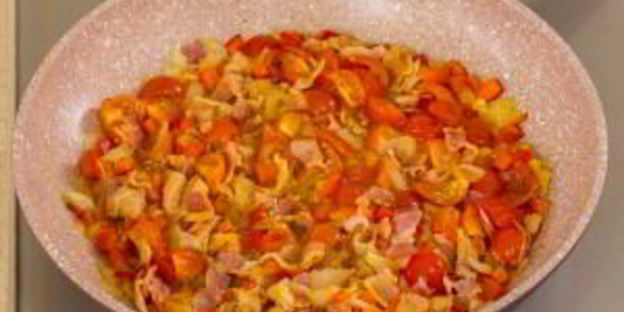 овощи с яйцом, запеченные в булочке