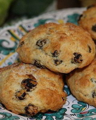 Сливочные булочки с изюмом и корицей