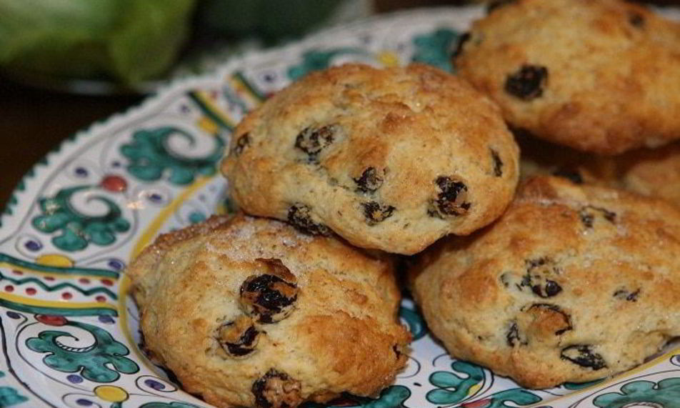 Рецепт сливочных булочек с изюмом и корицей