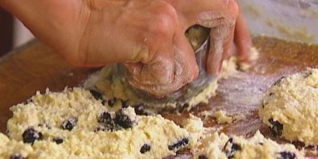 сливочные булочки с изюмом и корицей